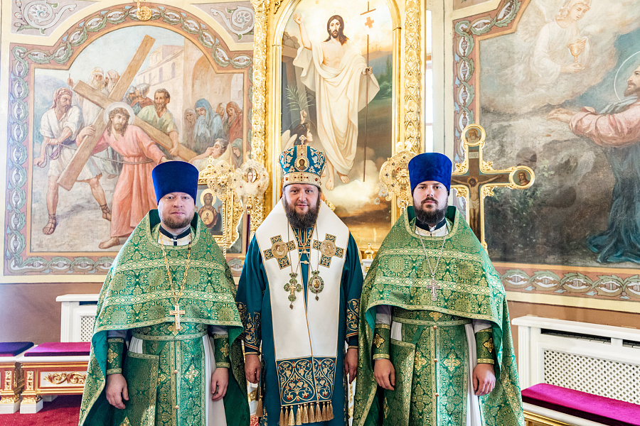 Божественная литургия и вечерня с чтением коленопреклонных молитв в Троицком кафедральном соборе Подольска